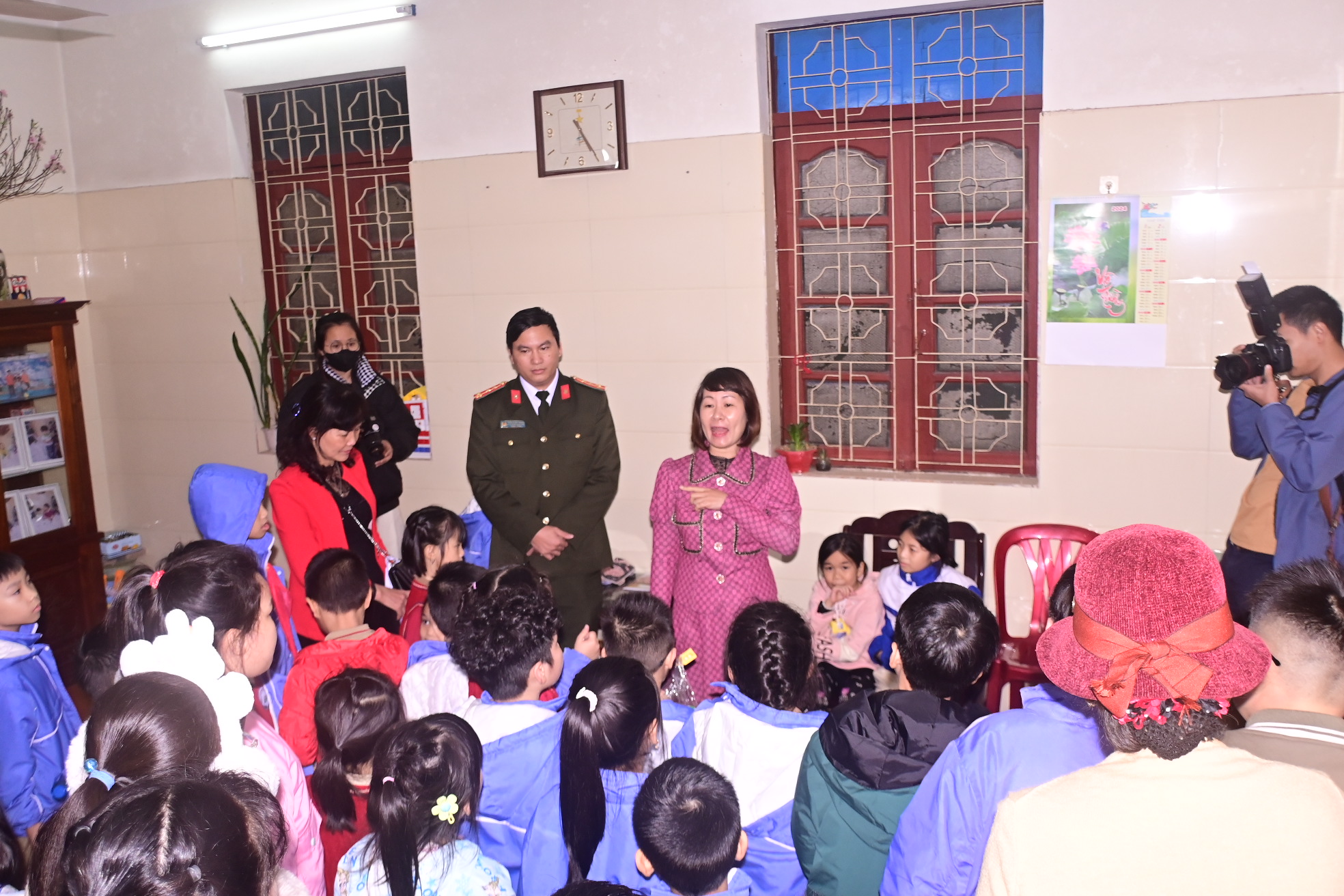 Đoàn thanh niên CATP phối hợp tặng quà Tết cho trẻ em Làng trẻ Hoa Phượng